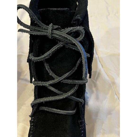 Minnetonka Boots Womens Size 6 Black Suede Fringe Lace Up Moccasin Hardsole 429 - Picture 6 of 7